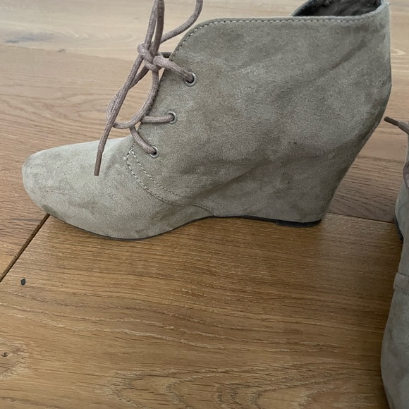Light brown Suede Wedge 7.5 tie up boot look heel - Picture 3 of 7